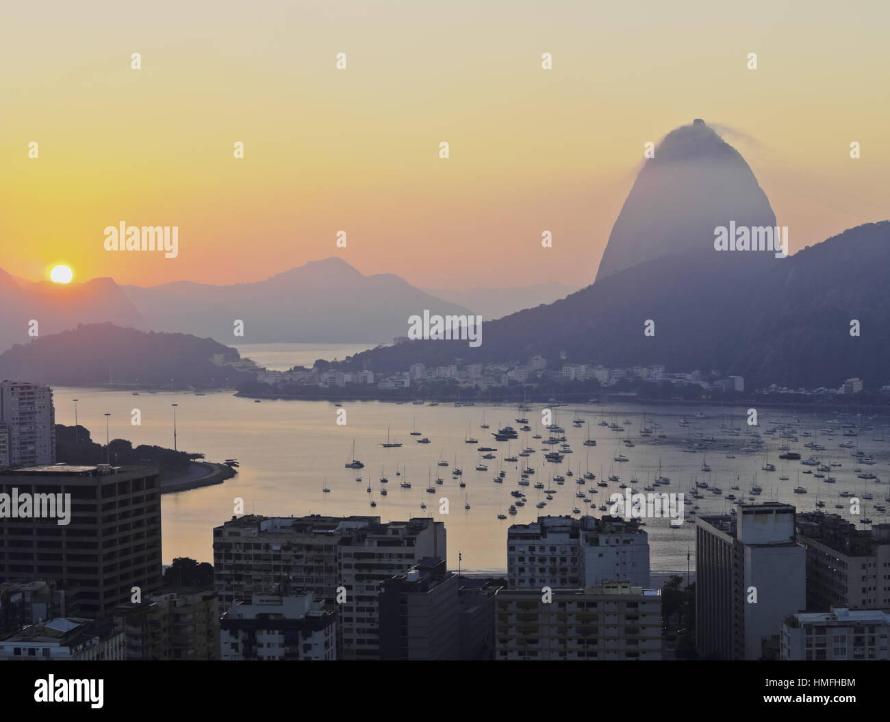 Vista sul quartiere di Botafogo verso la montagna di Sugarloaf presso sunrise, Rio de Janeiro, Brasile, Sud America Foto Stock