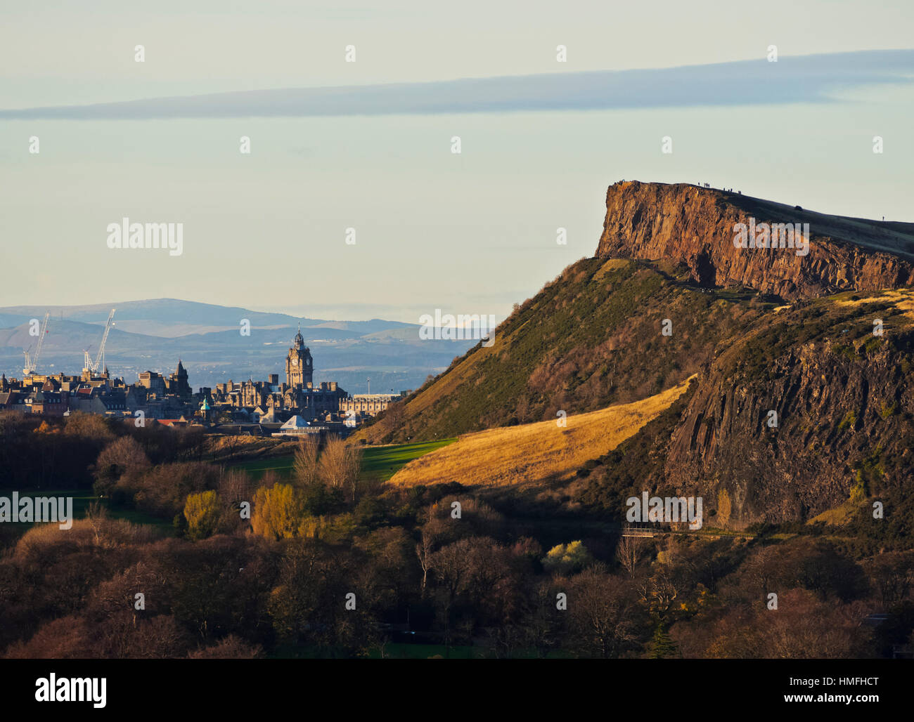 Vista verso Holyrood Park e il centro città prese dalla Craigmillar Castle, Edimburgo, Lothian, Scozia, Regno Unito Foto Stock