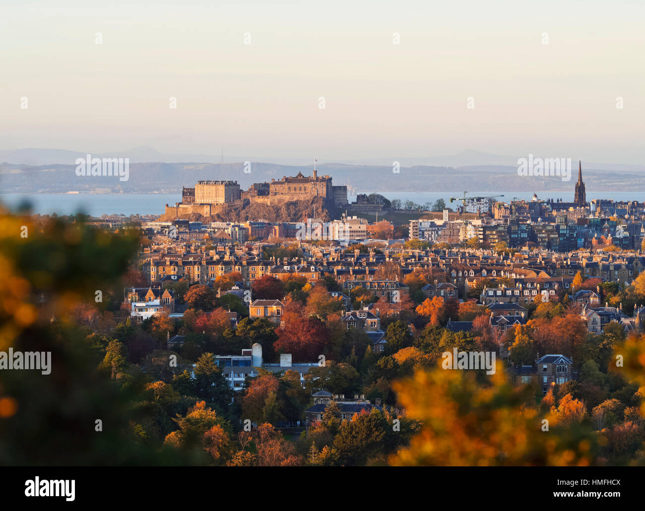 Skyline della città con il Castello visto dal Blackford Hill, Edimburgo, Lothian, Scozia, Regno Unito Foto Stock