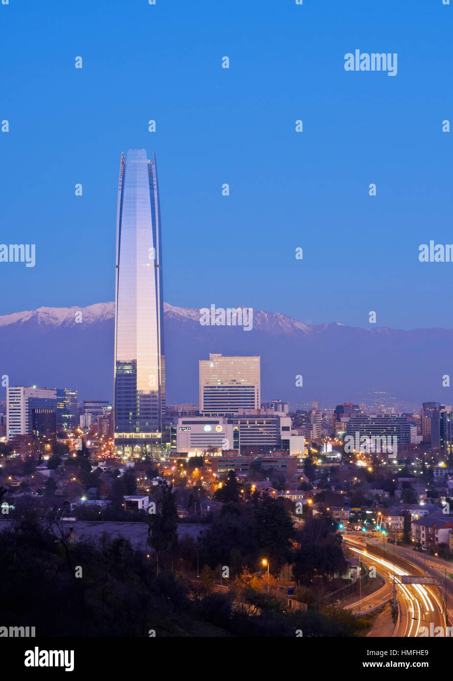 Twilight vista dal Parque Metropolitano verso l'alto sollevato edifici con Costanera Center Tower, Santiago del Cile Foto Stock