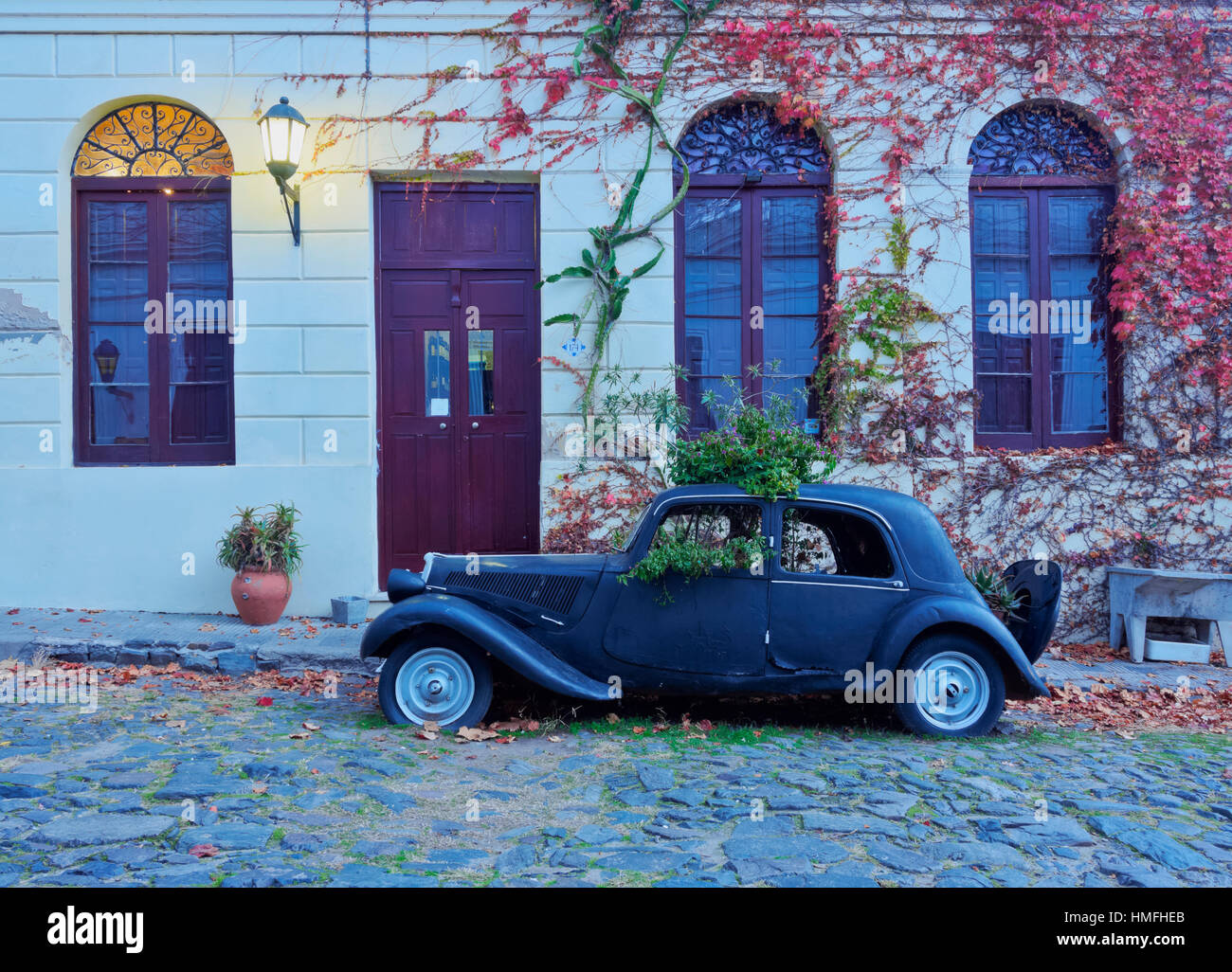 Vintage auto sulla corsia di ciottoli del centro storico, la Colonia del Sacramento, Dipartimento di Colonia, Uruguay Sud America Foto Stock