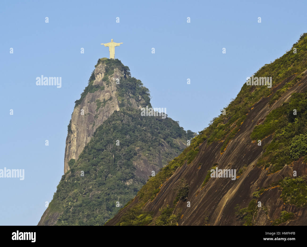 Cristo Redentore statua sulla sommità del monte Corcovado visto da Santa Marta, Rio de Janeiro, Brasile, Sud America Foto Stock