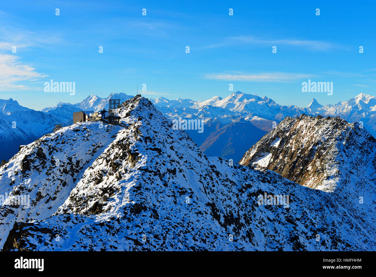Eggishorn stazione della funivia e il Cervino in distanza, Jungfrau-Aletsch, Vallese, alpi svizzere, Svizzera Foto Stock