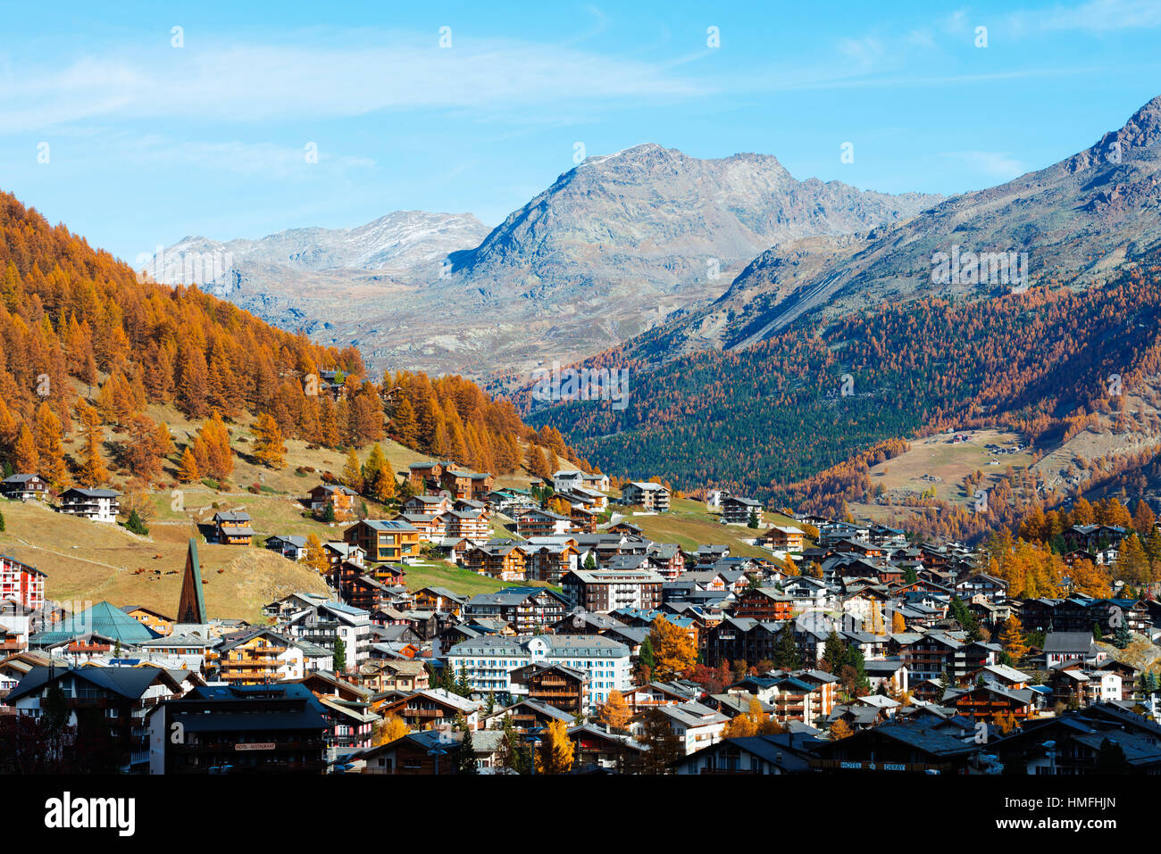 Saas Fee resort in autunno, Canton Vallese, alpi svizzere, Svizzera Foto Stock
