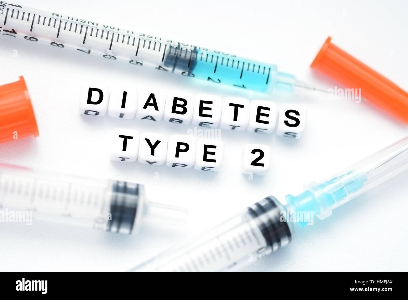 Il diabete di tipo 2 il testo scritto con lettera in plastica perle posto  accanto a una siringa per insulina Foto stock - Alamy