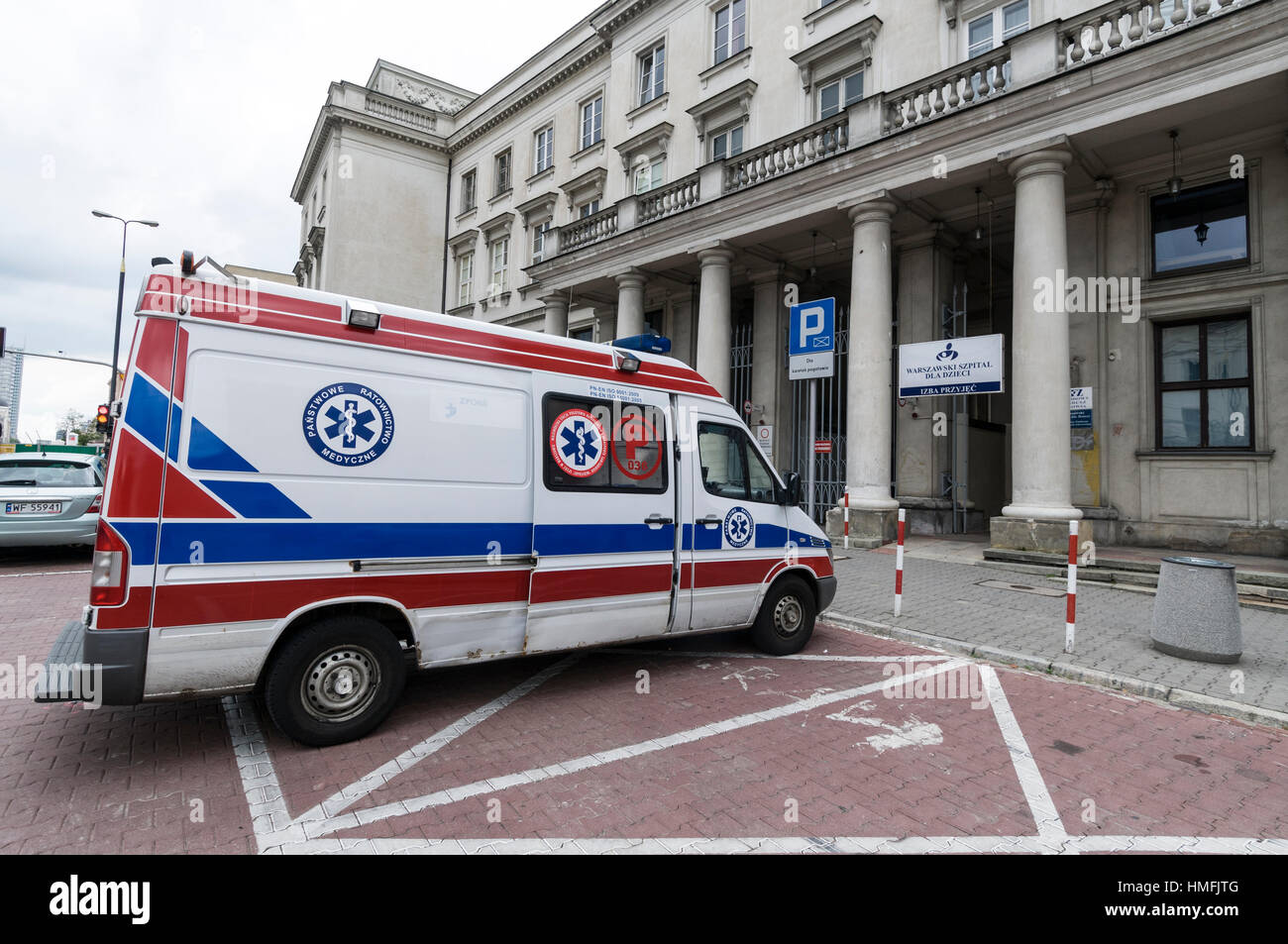 Un ambulanza polacco a Warzawski Szpital dla dziect, Wasaw ospedale per bambini ) a Varsavia in Polonia Foto Stock