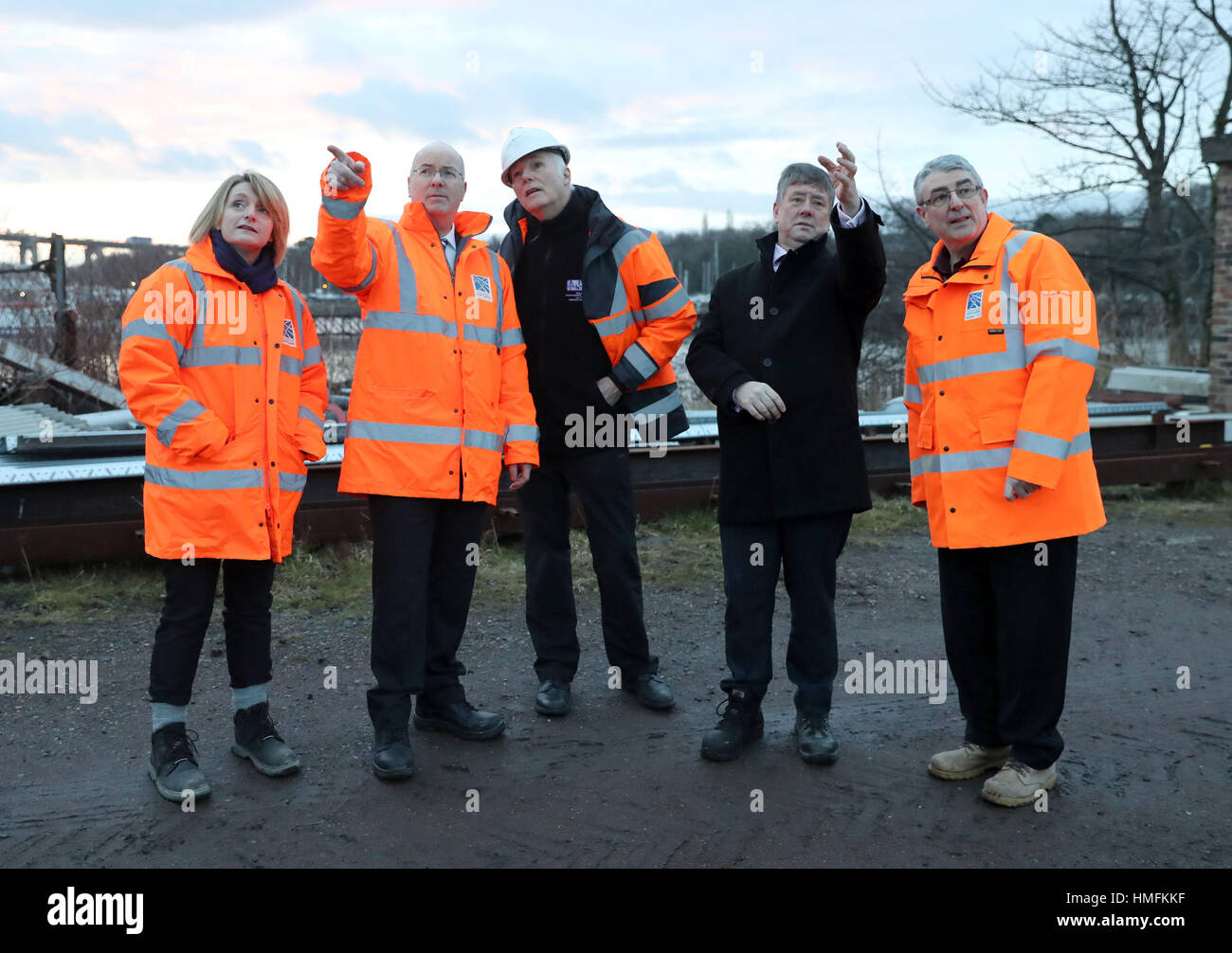 (Da sinistra) Michelle Rennie, direttore trasporti Scozia, Roy Brannen, Chief Executive di trasporto in Scozia, Michael Martin direttore di progetto Forth Bridge crossing costruttori, Keith Brown, Economia Segretario e David Climie direttore del progetto scozzese dei Trasporti come l'ultimo ponte pezzo di Queensferry incrocio si siede su una chiatta prima che sia sollevata in posizione. Foto Stock