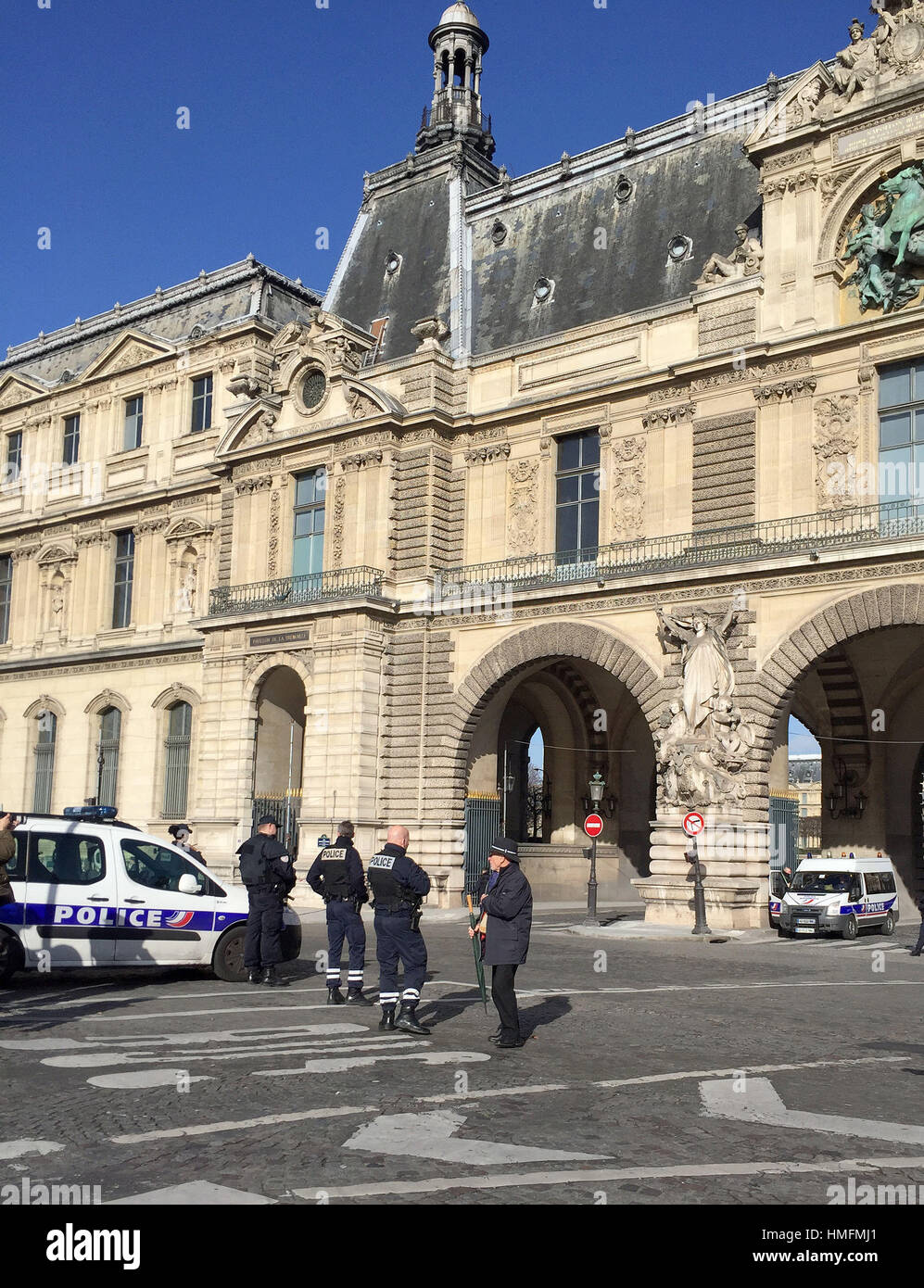 La polizia francese vicino al Museo del Louvre di Parigi, dove un soldato francese ha sparato e ferito gravemente un uomo in un'area commerciale sotto il museo, dopo aver tentato di attaccarli e gridare 'Allahu akbar', hanno detto i funzionari. Foto Stock