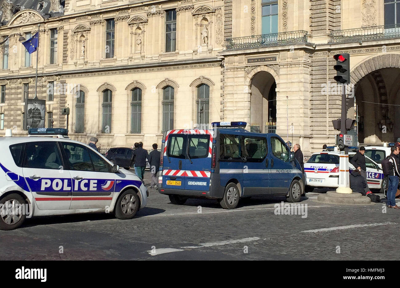 La polizia francese vicino al Museo del Louvre di Parigi, dove un soldato francese ha sparato e ferito gravemente un uomo in una zona commerciale sotto il museo, dopo che ha cercato di attaccarli e gridato Allahu akbar, i funzionari hanno detto. Foto Stock