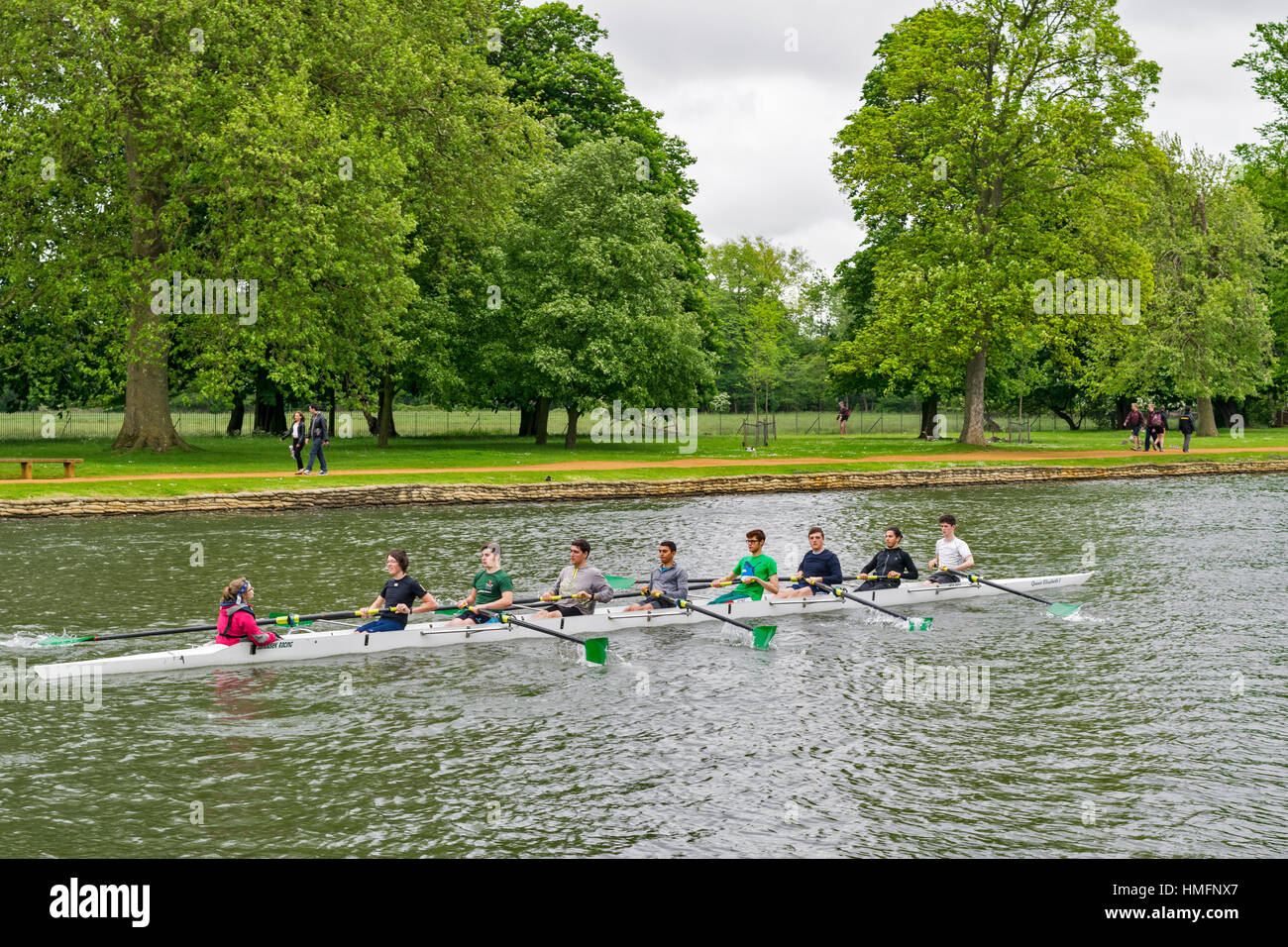 Università di Oxford squadre di canottaggio sul fiume Tamigi A COX parla con le otto rematori Foto Stock