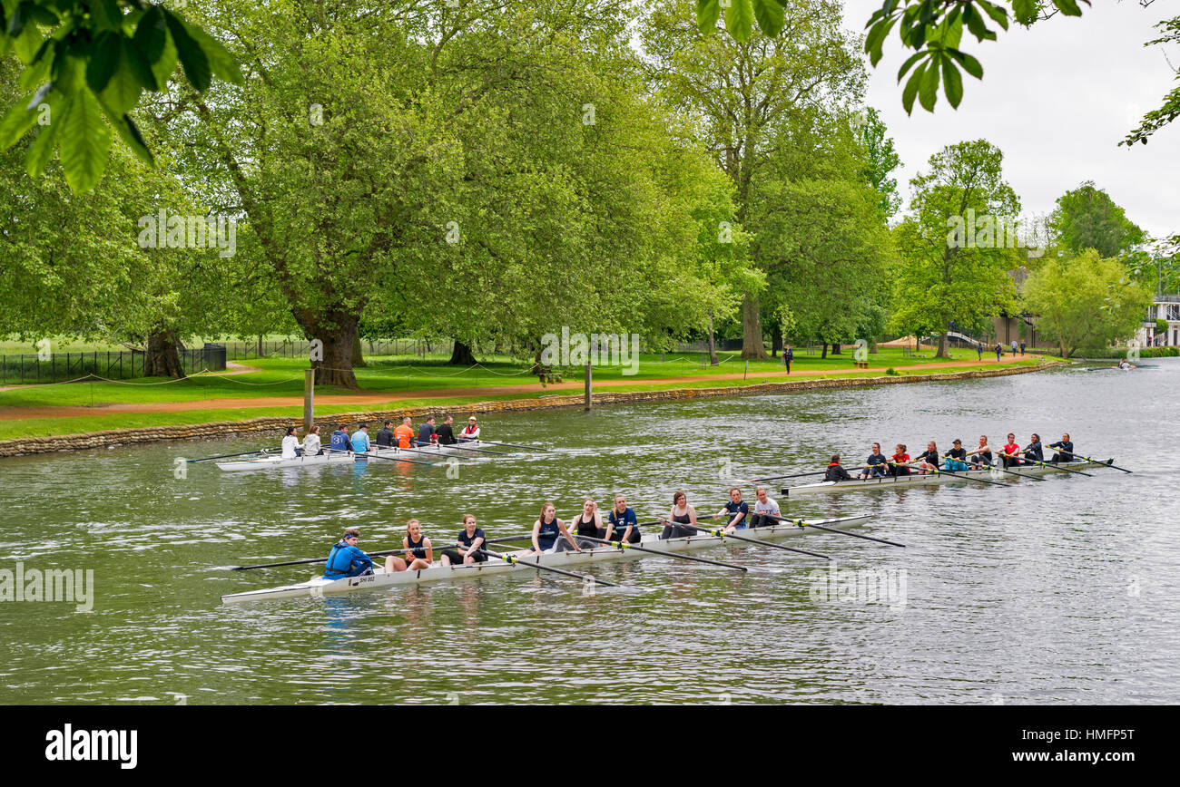 Università di Oxford squadre di canottaggio sul fiume Tamigi il piccolo ponte dove il fiume Cherwell unisce il Tamigi Foto Stock