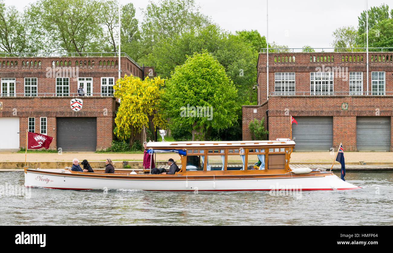 Università di Oxford squadre di canottaggio sul fiume Tamigi la barca di legno di Verity passando il collegio BOATHOUSES Foto Stock