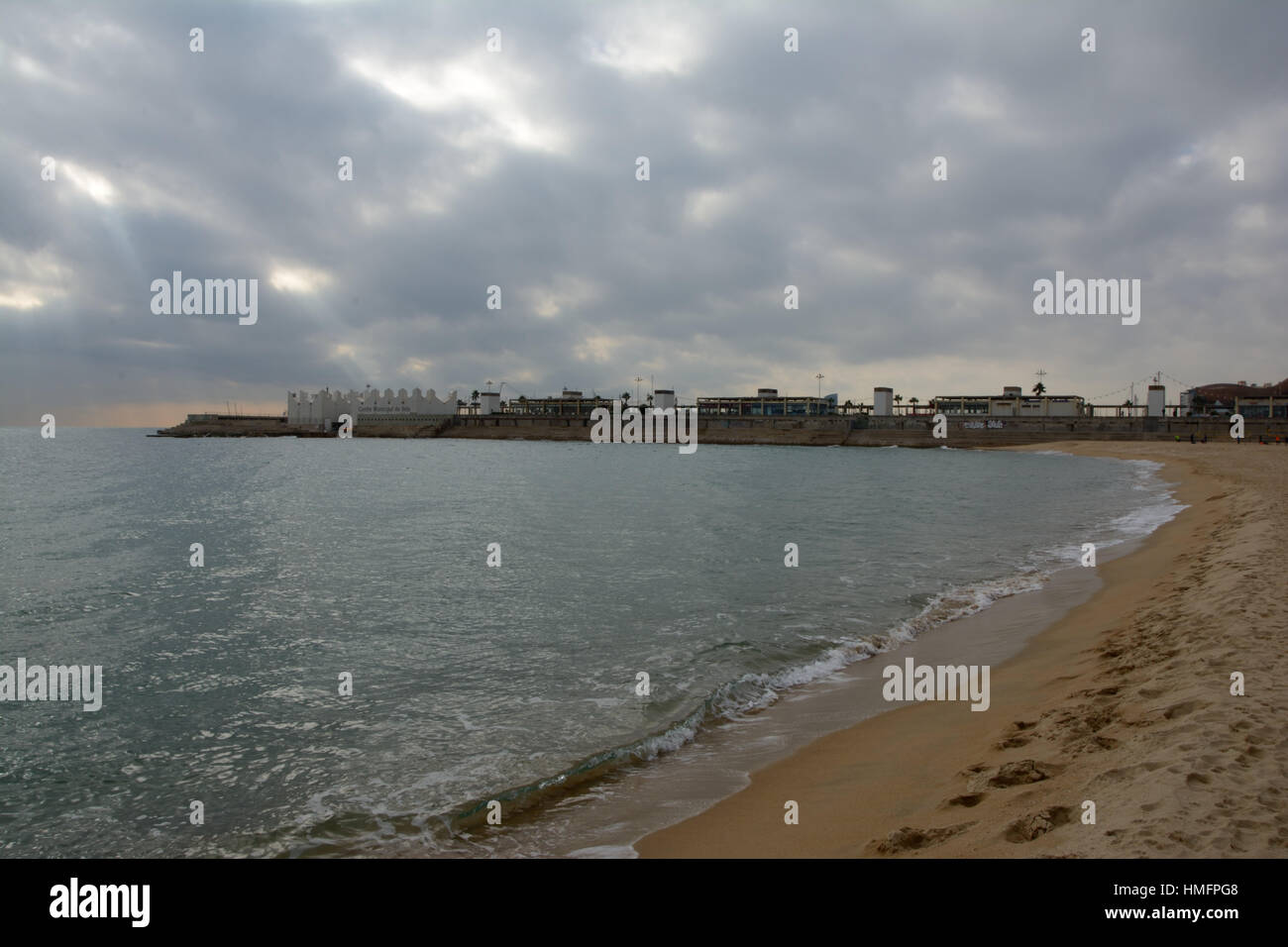 Barcellona, Spagna - 3 Dicembre 2016: mare, la spiaggia e il molo di Barcellona, Spagna. Persone non identificate visibile. Foto Stock