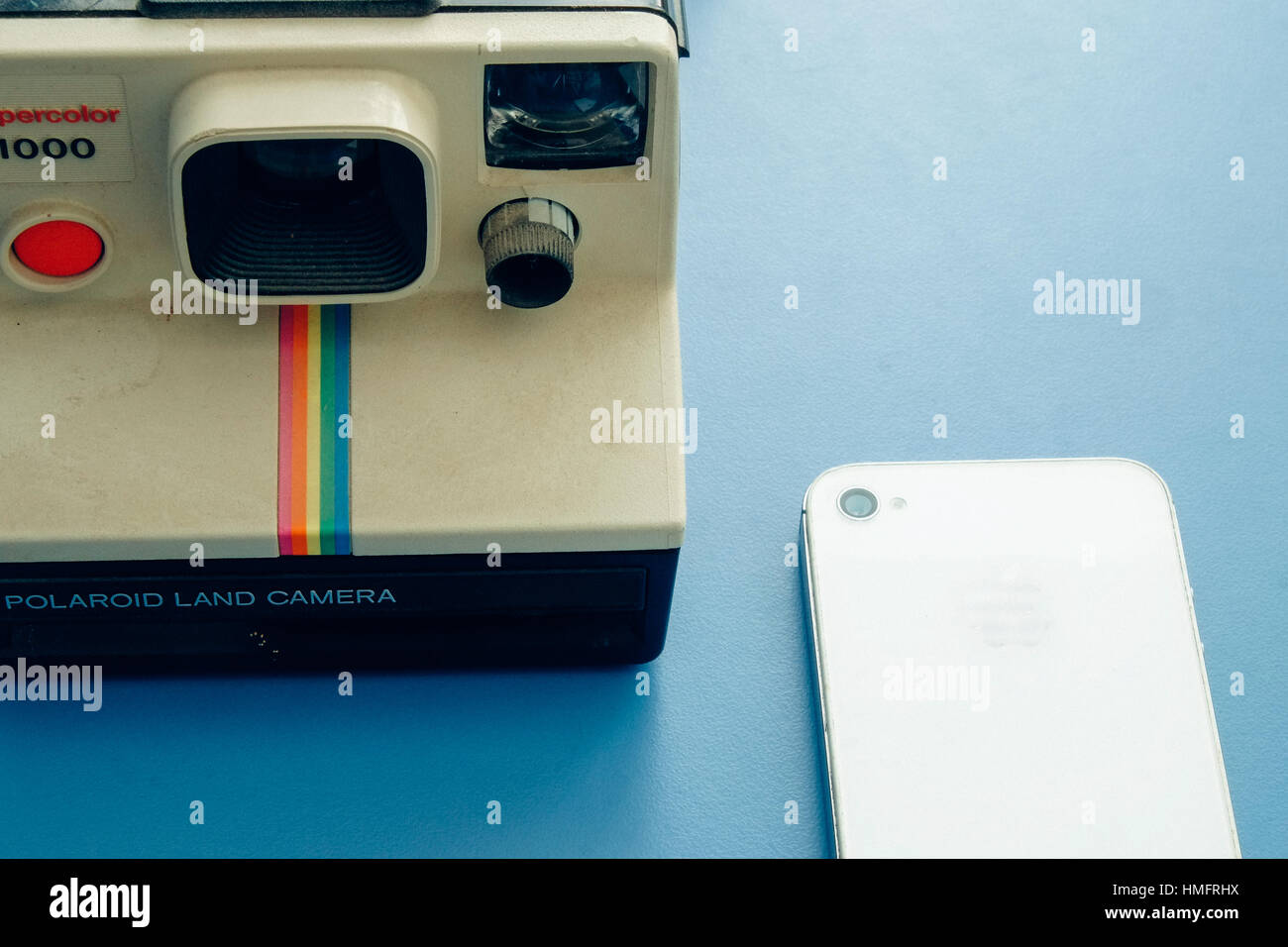 Anni ottanta pellicola Polaroid fotocamere sono state sostituite da moderne gli smartphone per scattare le foto Foto Stock