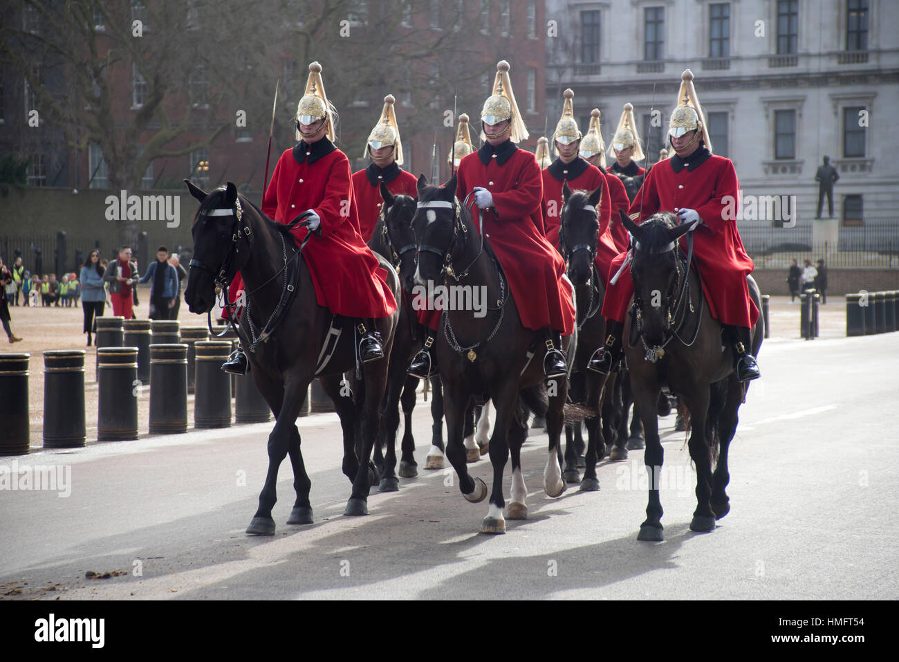 Londra, Regno Unito. 03Feb, 2017. La modifica del Queen's Life Guard presso la sfilata delle Guardie a Cavallo. La Queen's Life Guard è normalmente fornito dagli uomini della cavalleria della famiglia montato reggimento che consiste di uno squadrone di vita delle guardie, che indossano tuniche di colore rosso e bianco elmi piumati, e uno squadrone di Blues e Royals con tuniche blu e rosso elmi piumati. Credito: Alberto Pezzali/Pacific Press/Alamy Live News Foto Stock