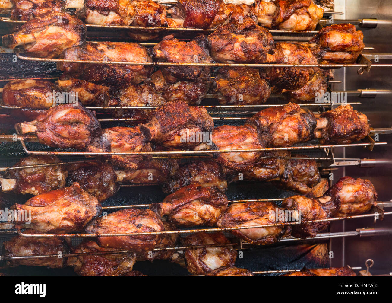 Carni suine fresche garretti grigliare presso la famosa Vancouver Mercato Notturno Foto Stock