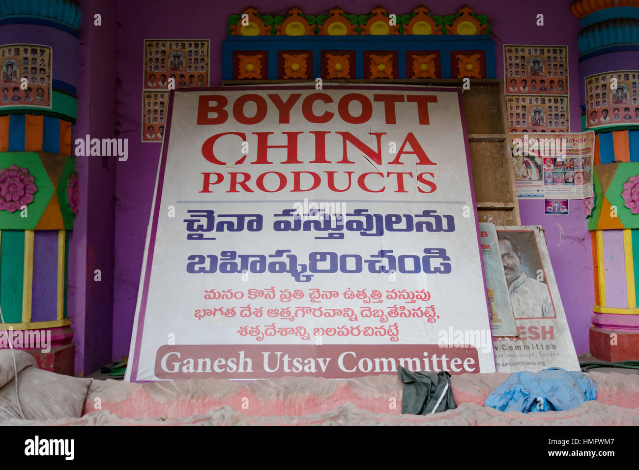 HYDERABAD, INDIA - FEBBRAIO 02,2017.A piccolo imbarco con testo Boycott Cina prodotti scritti su di esso per scoraggiare l'importazione di merci straniere made in Ind Foto Stock