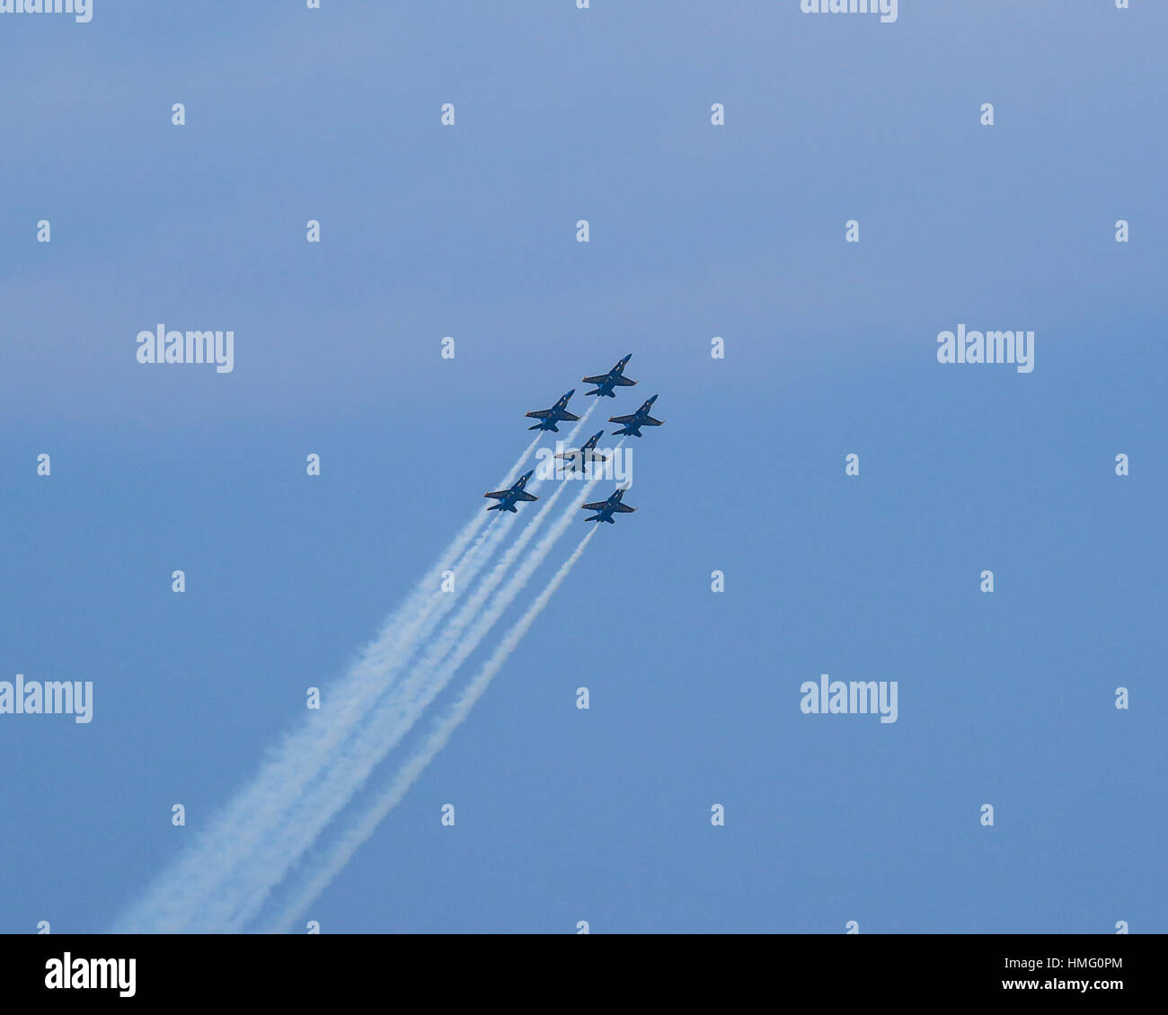 Sei U.S. Navy Blue Angels F/A-18 velivoli Delta lasciando la formazione, circa per eseguire Fleur de Lis. Foto Stock