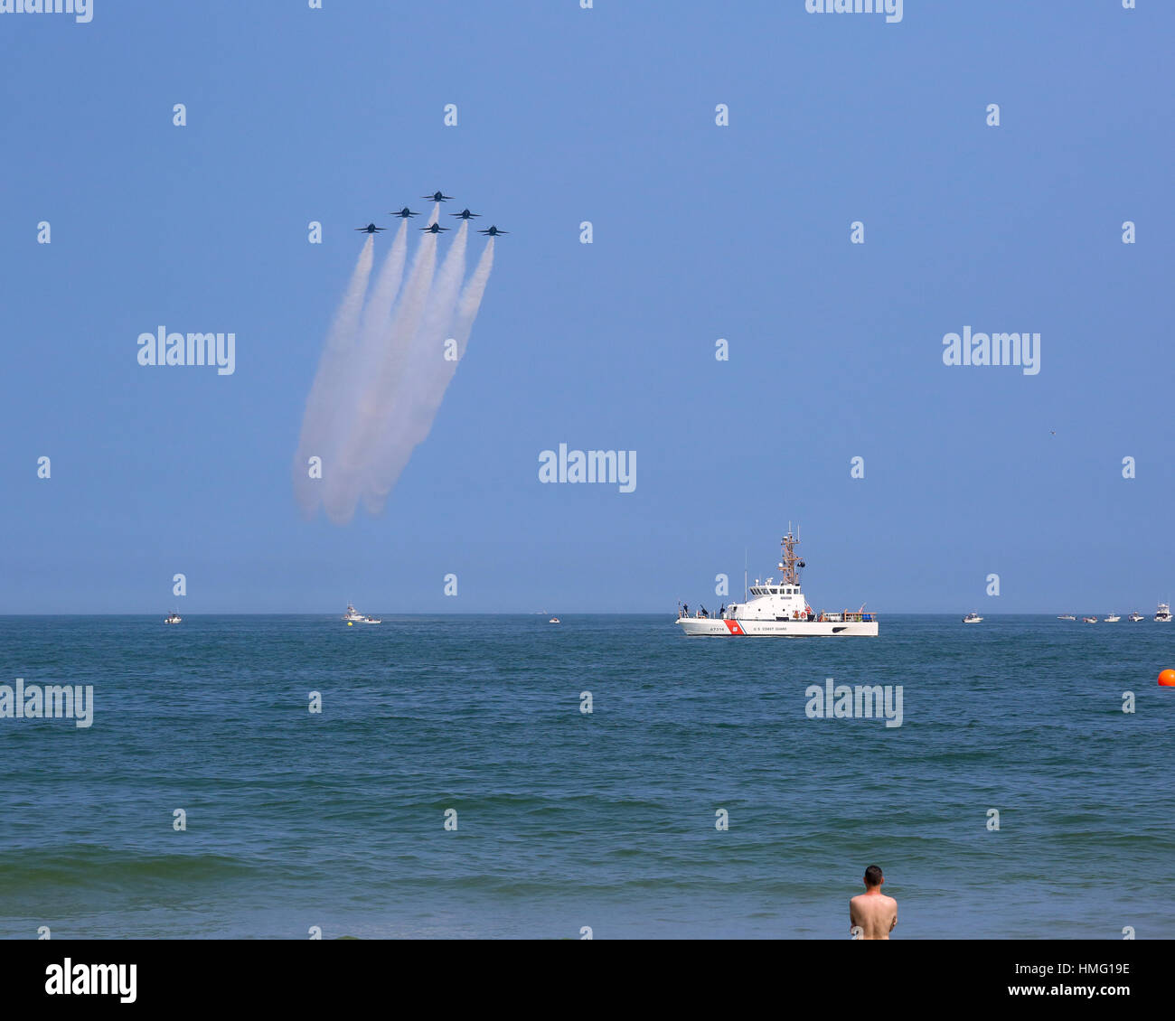 Sei U.S. Navy Blue Angels F/A-18 aeromobile in formazione Delta sorvolo USCGC Finback (WPB-87314) Foto Stock