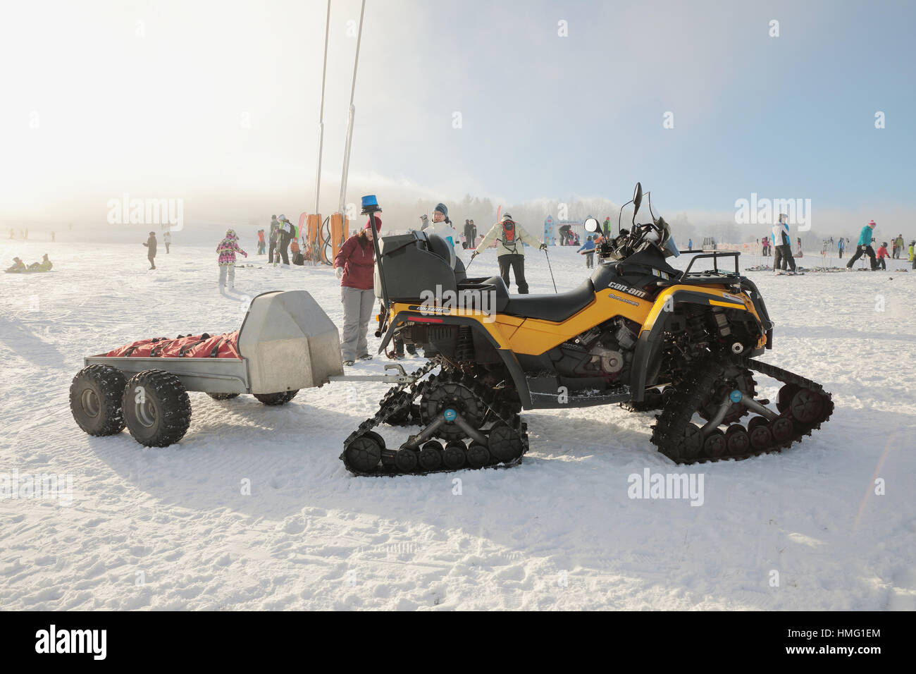 JAVORNIK, Repubblica Ceca - 31 dicembre 2016: parcheggiata motoslitta giallo CAN-AM OUTLANDER in un paesaggio invernale, inverno scooter Foto Stock