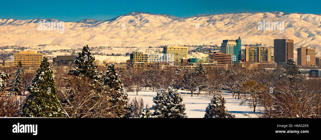Inverno, città di Boise affacciato sulla coperta di neve pedemontana, Bose, Idaho, Stati Uniti d'America Foto Stock