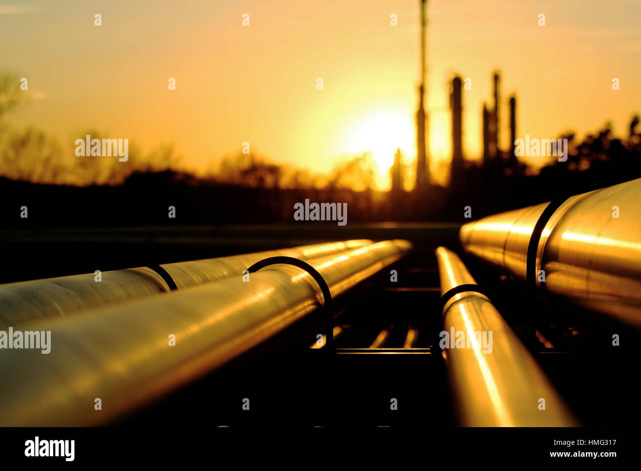 Le tubazioni d'oro andando alla raffineria di greggio Foto Stock
