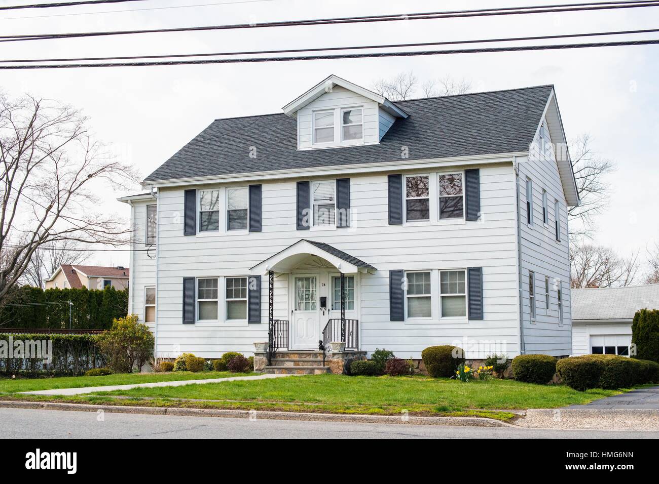 Harrison, New York, Stati Uniti d'America. Tutti residenziale case americane  su un viale in un villaggio rurale, uptown New York Stato Foto stock - Alamy