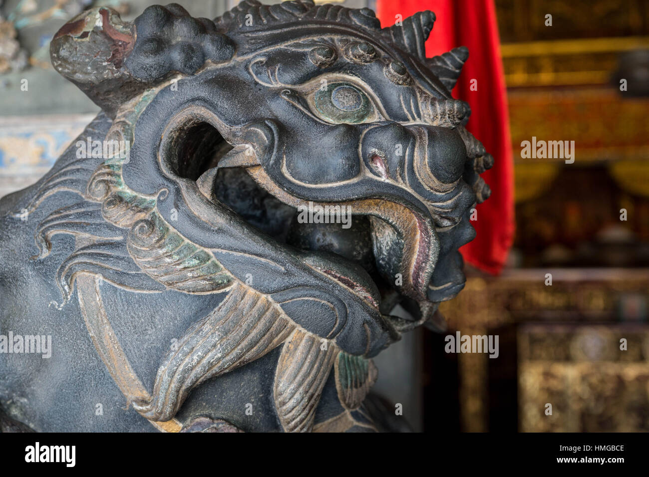Due guardian lions con un rotolamento a sfere di marmo nella loro protezione bocca di entrata di Leong San Tong Khoo Kongsi clan house, in Penang (Malesia). Foto Stock