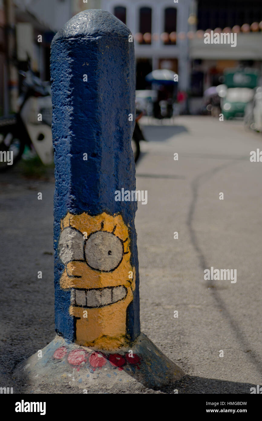 'Marge Simpson' bollard da Ernest Zacharevic, parte dell'arte di strada sul display nella storica Georgetown, in Penang (Malesia) Foto Stock