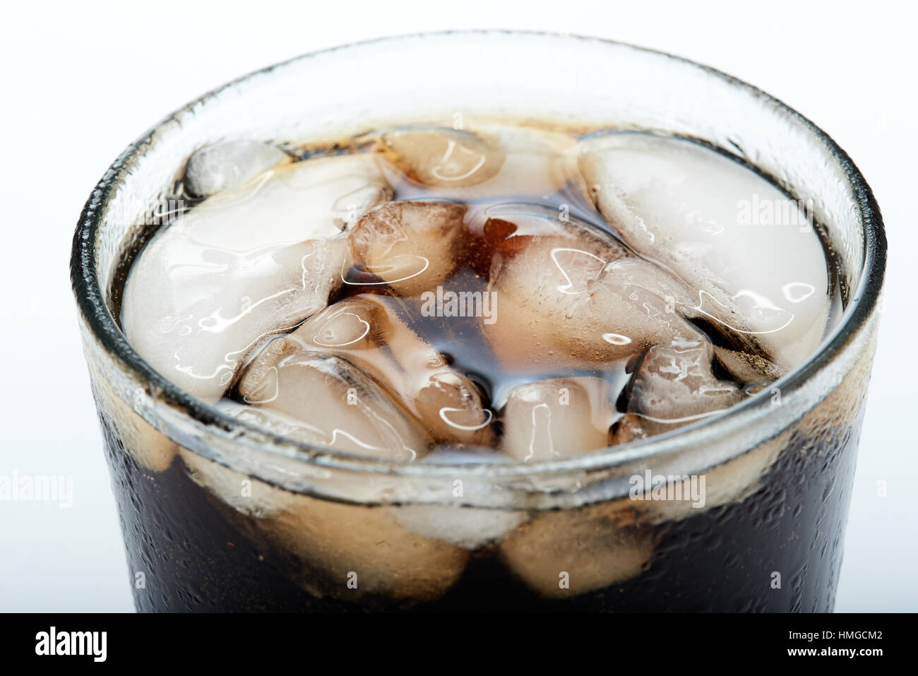 Chiusura del bicchiere con ghiaccio e soda nero Foto Stock