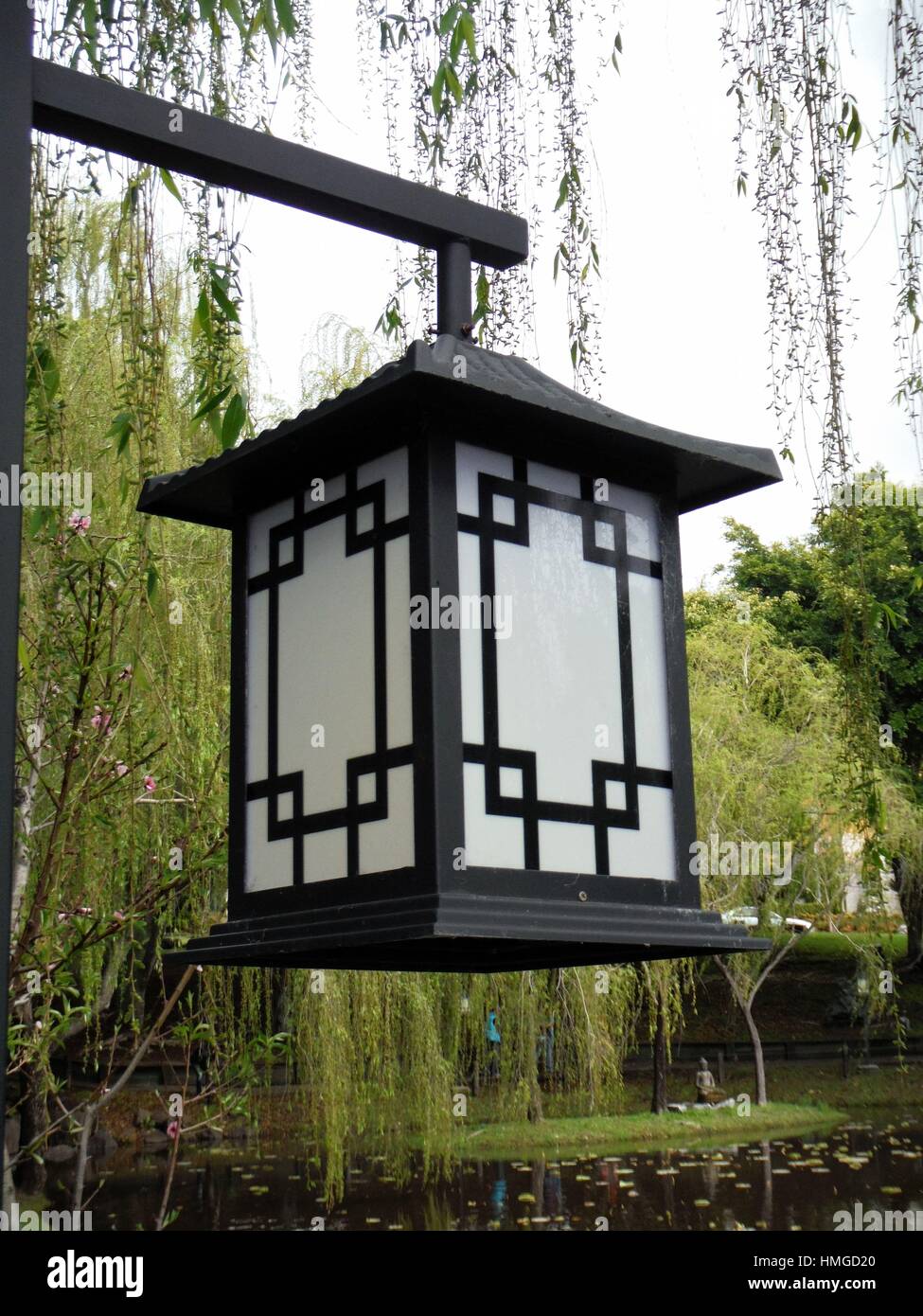 Close up di stile Cinese lanterna in impostazione di stagno Foto Stock