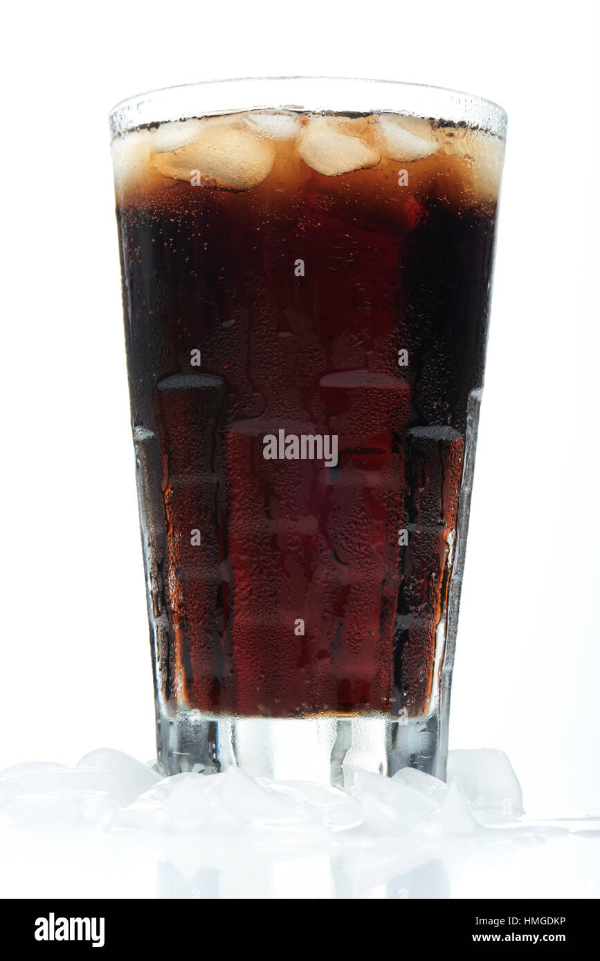 Grande freddo in vetro nero di soda con ghiaccio e in fondo Foto Stock
