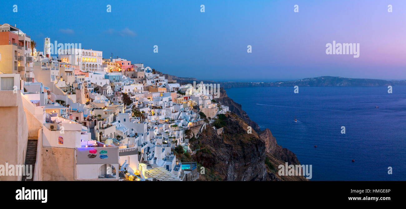 Santorini, villaggio di Fira al crepuscolo Foto Stock