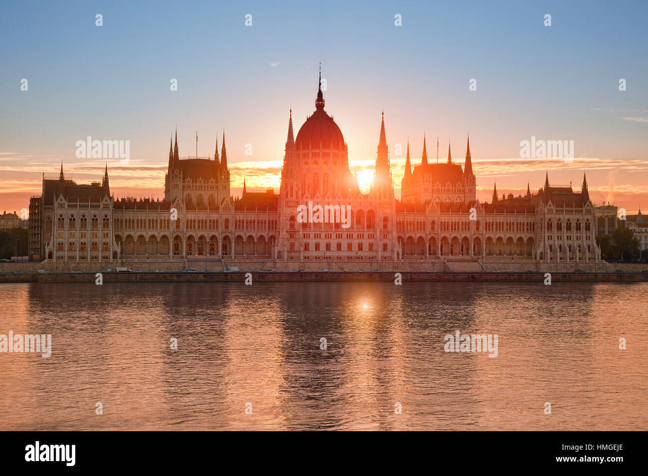 Budapest, il palazzo del Parlamento al crepuscolo Foto Stock