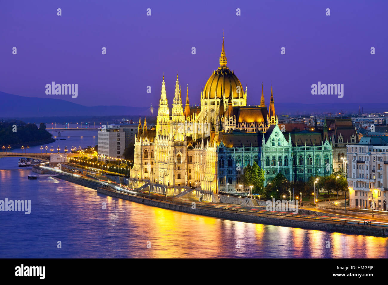 Budapest, il palazzo del Parlamento al crepuscolo Foto Stock