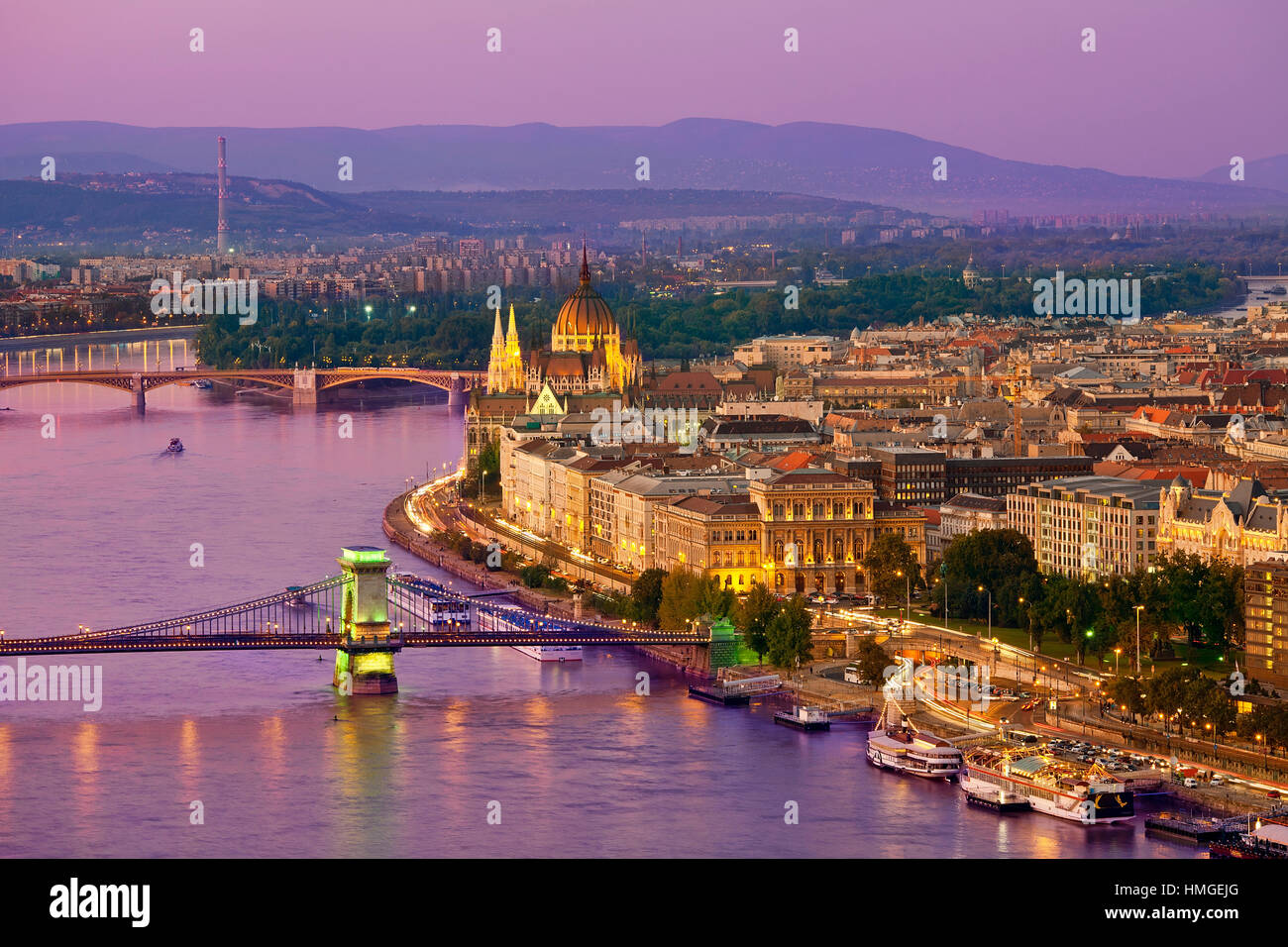 Budapest, il palazzo del Parlamento al crepuscolo Foto Stock