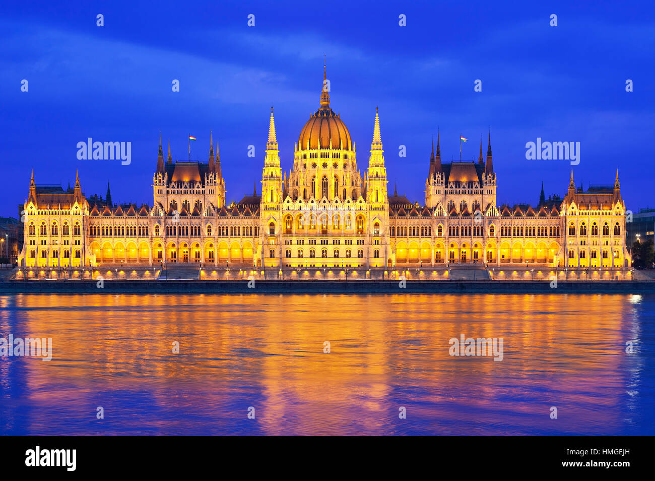 Budapest, il palazzo del Parlamento al crepuscolo Foto Stock