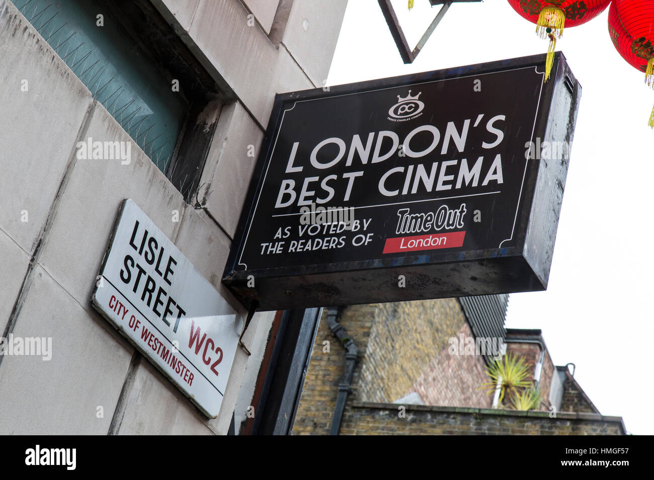 Segno al di fuori del Prince Charles Cinema di Londra pubblicità il Time Out award per Londra i migliori cinema. Foto Stock