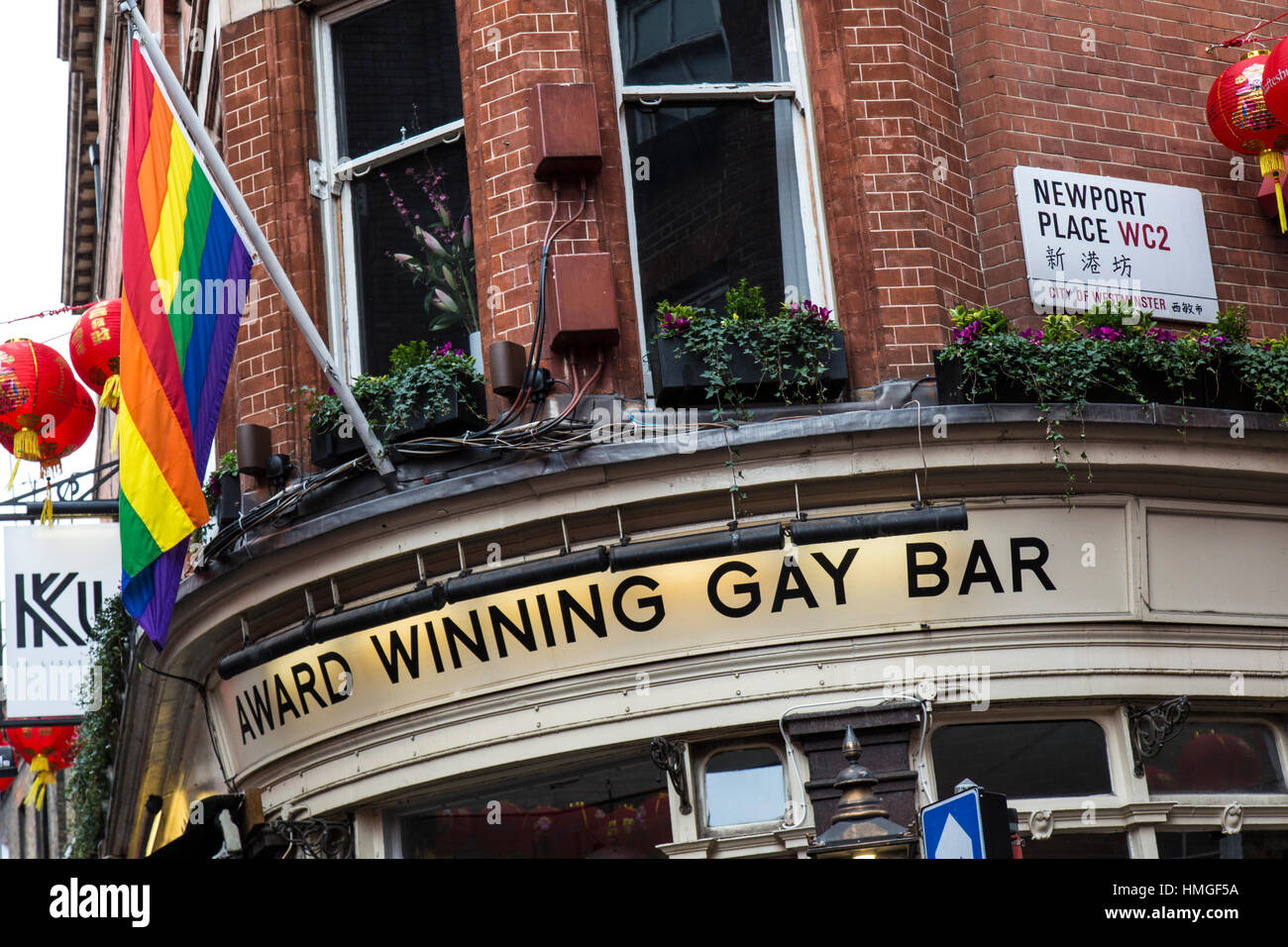 Segno sopra un pub in Newport Place, Soho, Londra. Il premiato bar gay. Foto Stock