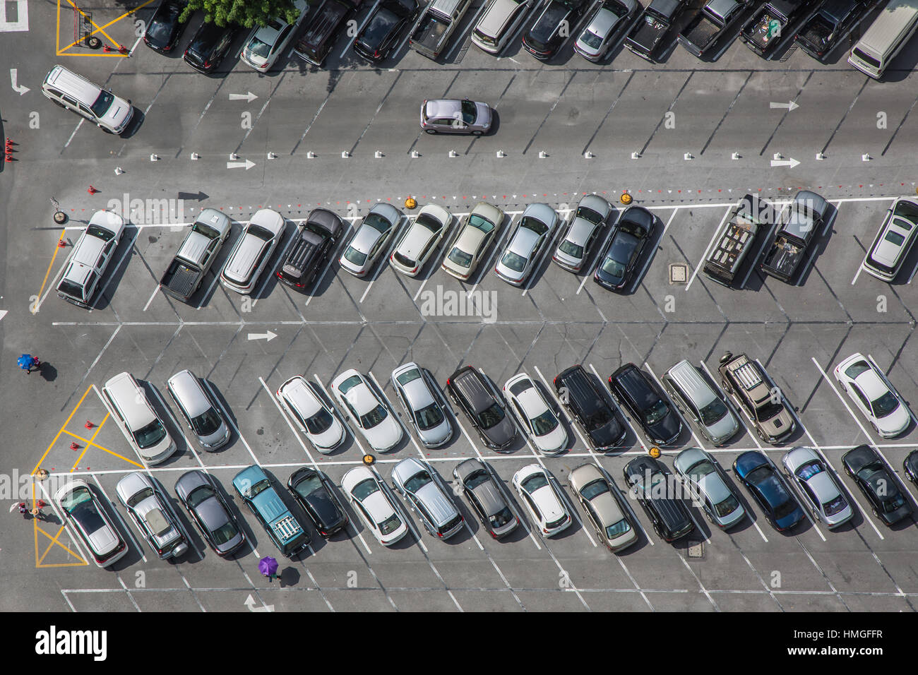 Parcheggio auto visto dal di sopra, una prospettiva aerea Foto Stock
