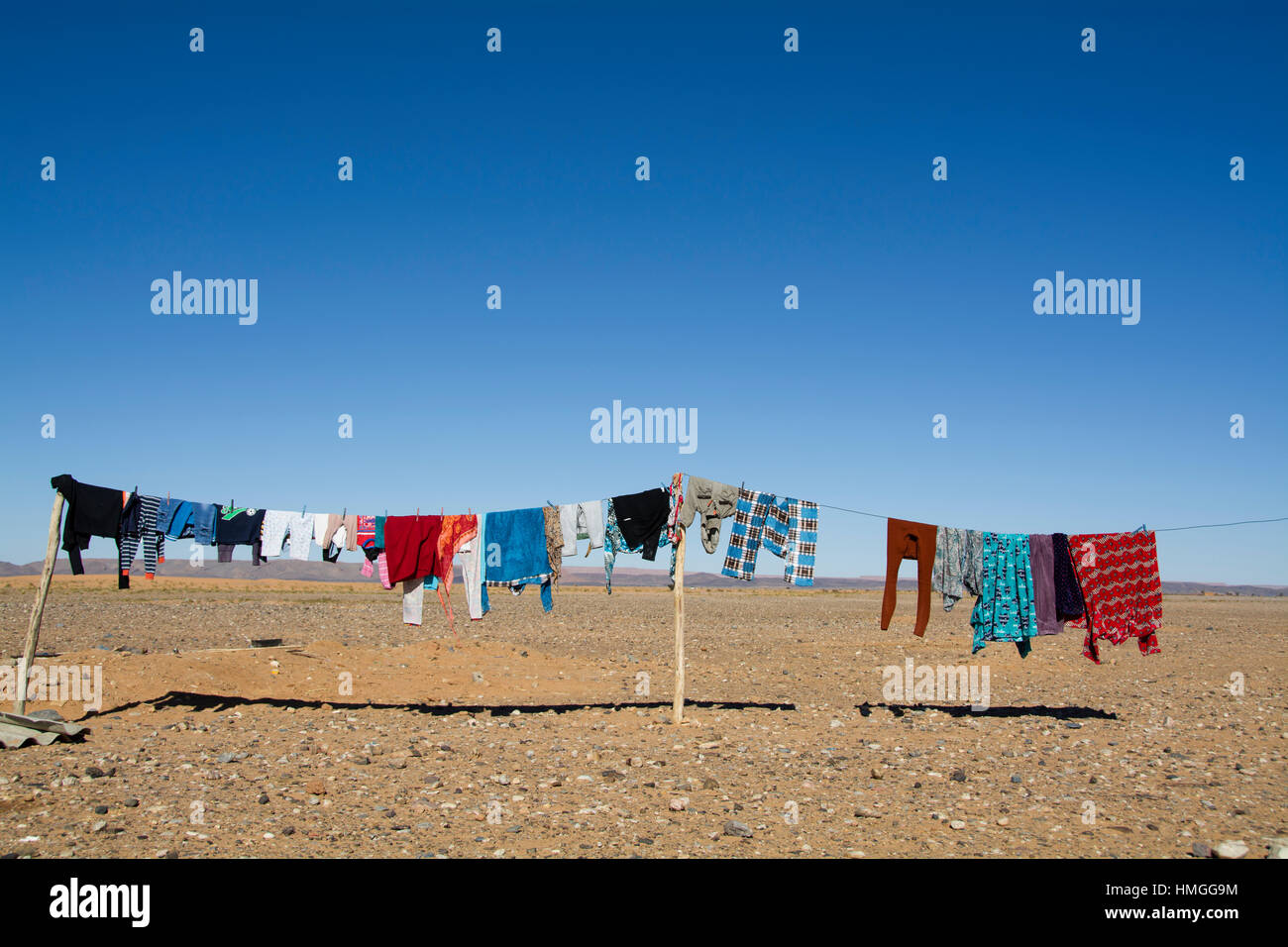Vestiti giacente nel deserto del Marocco Foto Stock