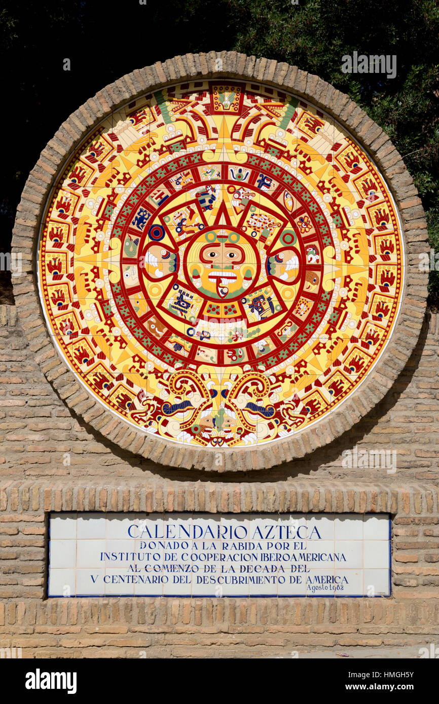 Calendario azteco lungo il Paseo de los escudos presso il monastero di La Rabida, La Rabida, vicino a Huelva, Costa de la Luz, Andalusia, Spagna, Europa Foto Stock