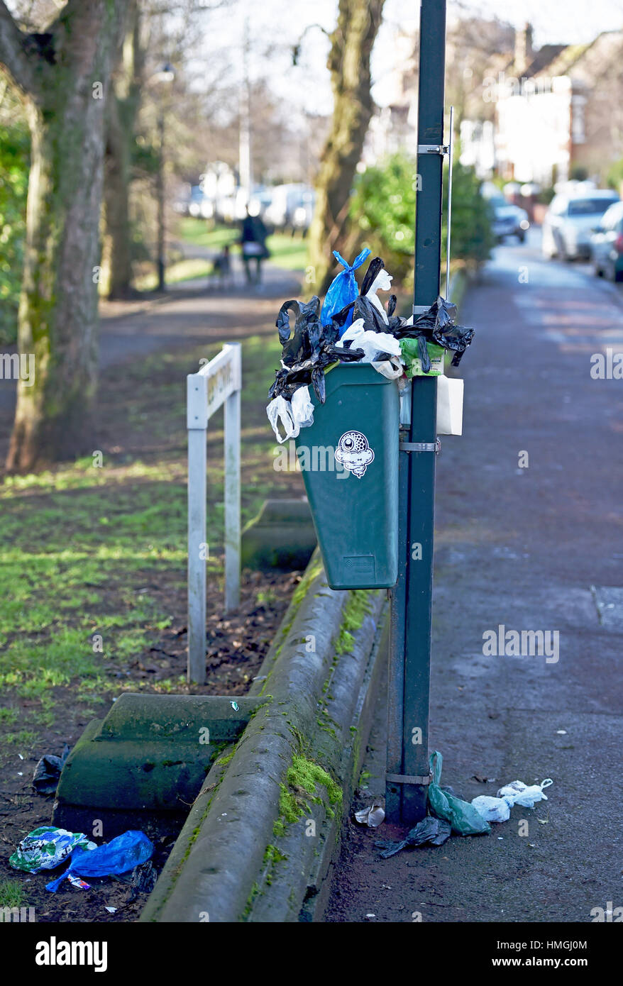 Traboccante cane inferriata in Queens Park Brighton Regno Unito Foto Stock