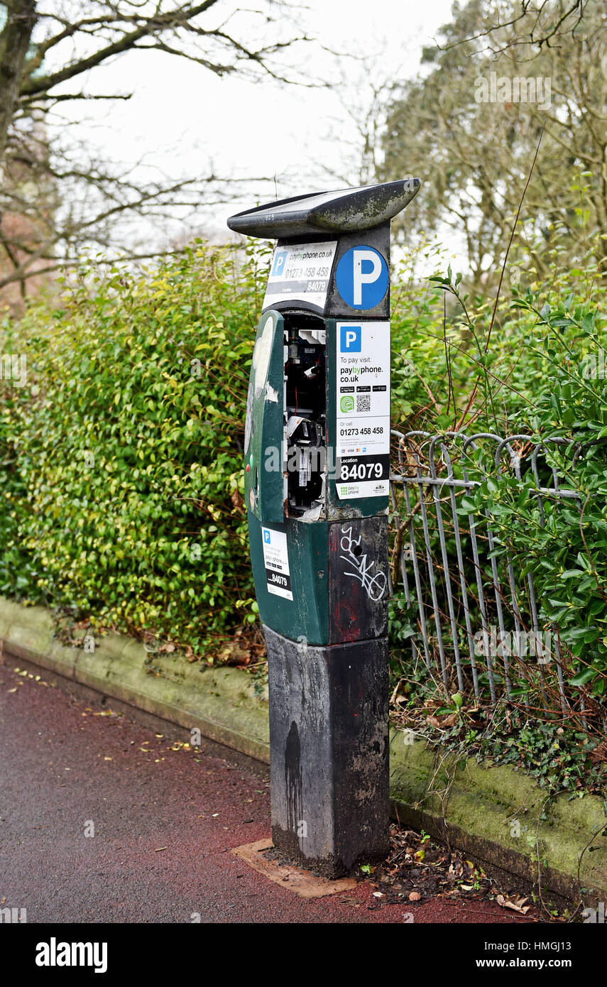 Soggetto ad atti vandalici i biglietti per il parcheggio macchina metro di Queens Park area di Brighton Regno Unito Foto Stock