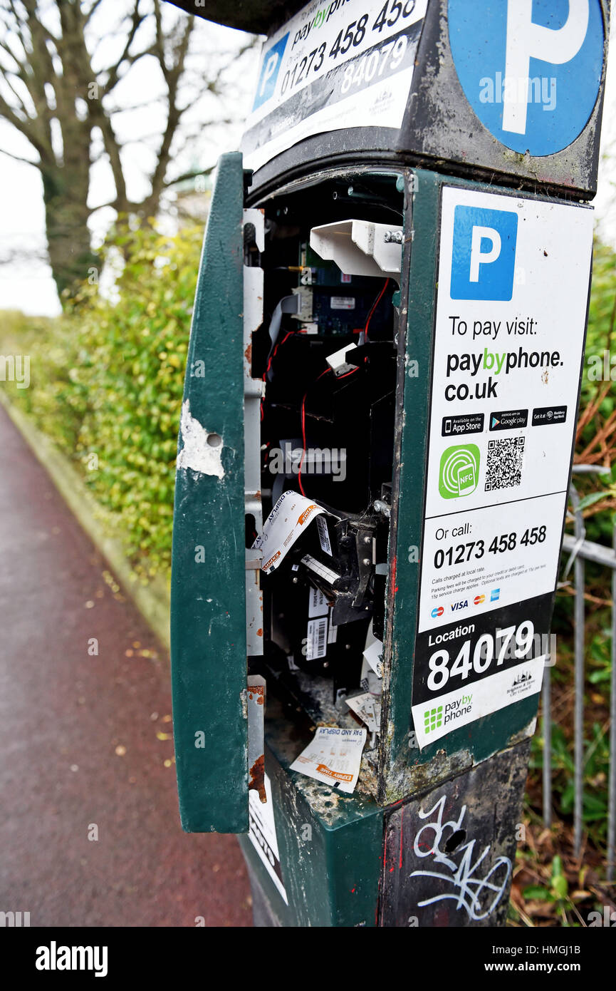 Soggetto ad atti vandalici i biglietti per il parcheggio macchina metro di Queens Park area di Brighton Regno Unito Foto Stock