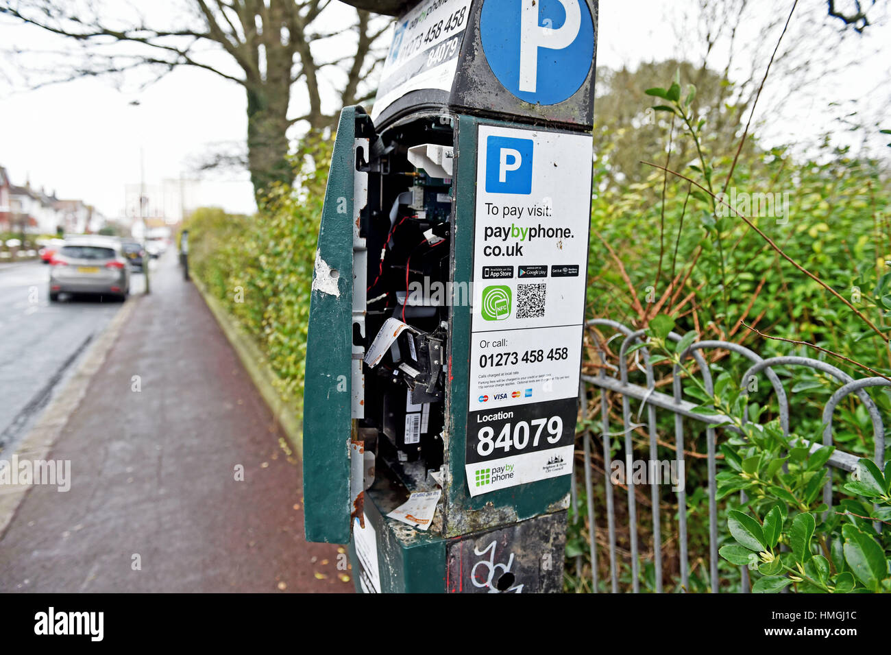 Soggetto ad atti vandalici i biglietti per il parcheggio macchina metro di Queens Park area di Brighton Regno Unito Foto Stock