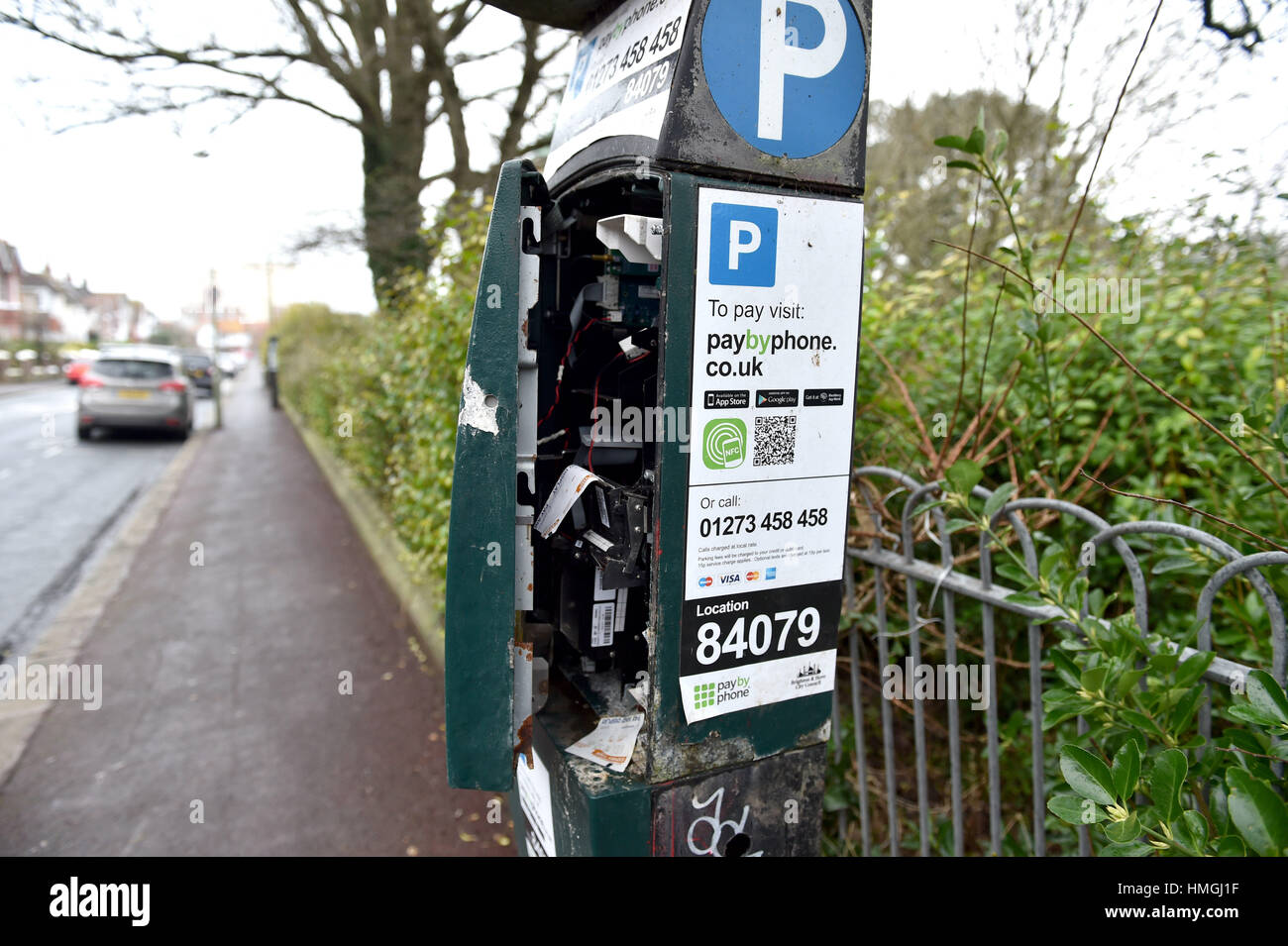 Soggetto ad atti vandalici i biglietti per il parcheggio macchina metro di Queens Park area di Brighton Regno Unito Foto Stock