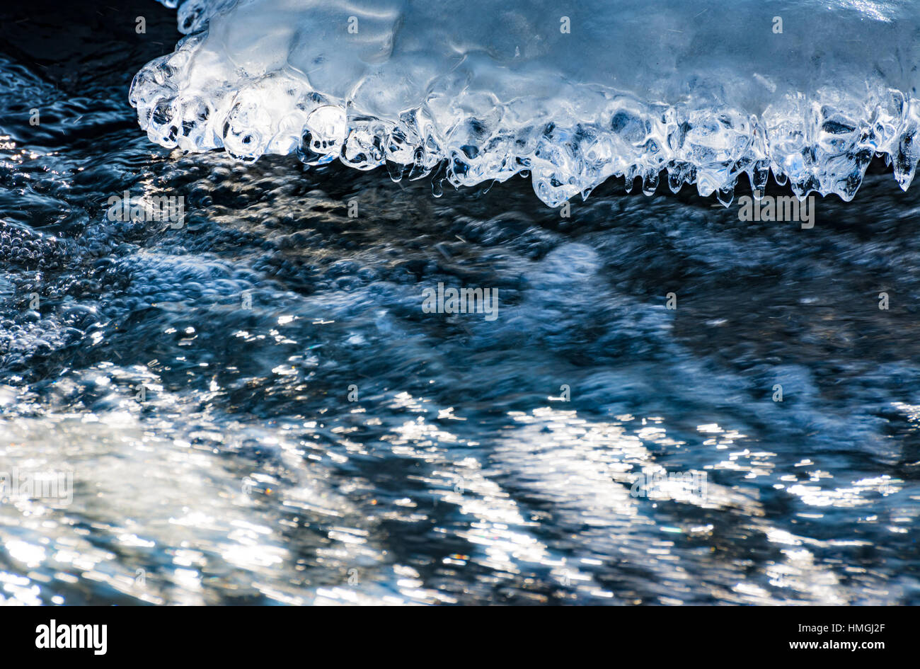 Vista dettagliata del ghiaccio in acqua di un fiume che scorre Foto Stock