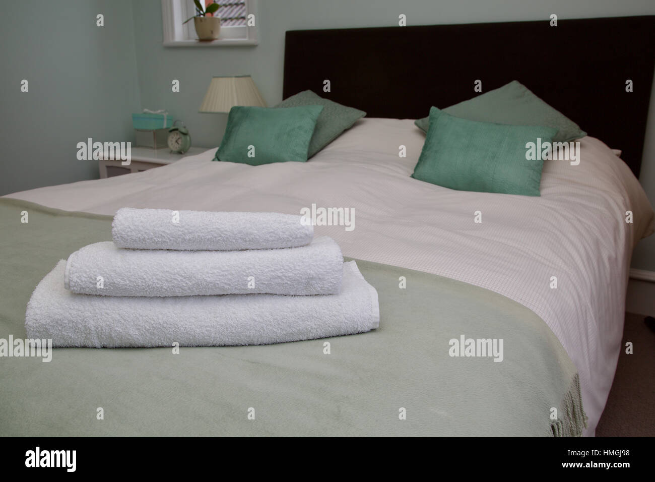 Camera da letto con gli asciugamani sul letto Foto Stock