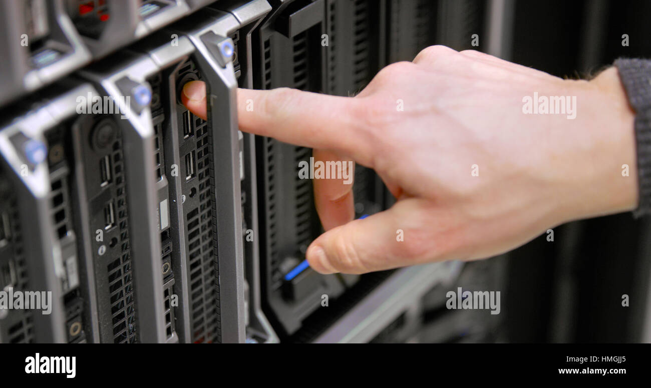 Consulente IT di alimentazione su un blade server nel data center Foto Stock